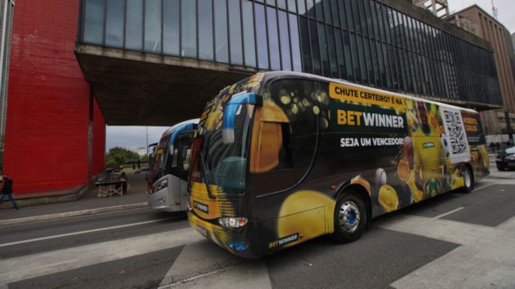 53 ônibus foram envelopados e circularão pela cidade com a imagem de Roberto Carlos e um QR code exclusivo.