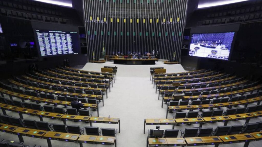 A Câmara dos Deputados adiou a votação de projeto que cria a Loteria da Saúde e sessão foi encerrada.
