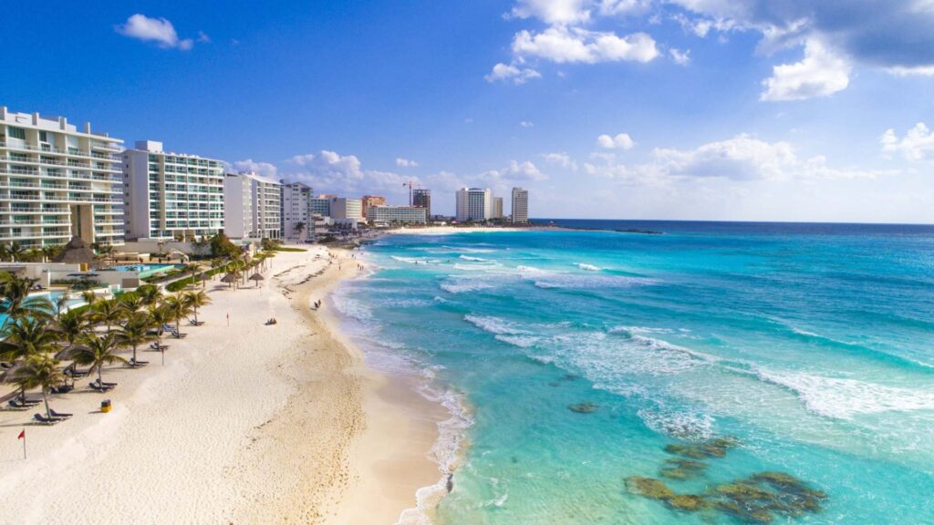 Cancún espera reativar o turismo com a abertura de cassinos mesmo com as restrições.