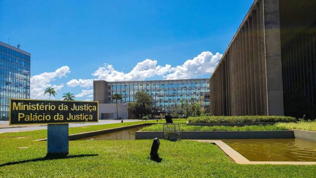 O Ministério da Justiça pretende pedir financiamento às loterias no Brasil para financiar o Fundo Penitenciário.
