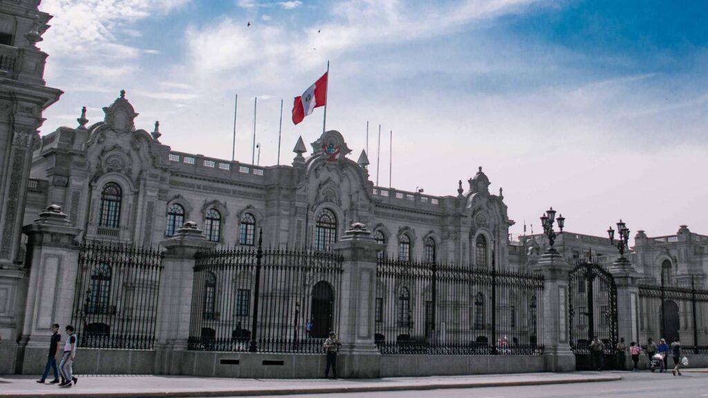 Congresso do Peru aprovou por vasta maioria lei que regula exploração de jogos e apostas esportivas online.